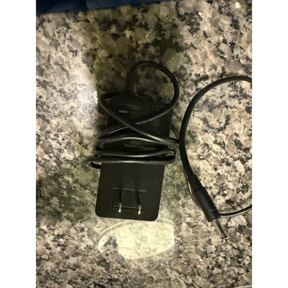 Nomad Qi Wireless Charging Pad for Phones and Apple Watch - Picture 11 of 12